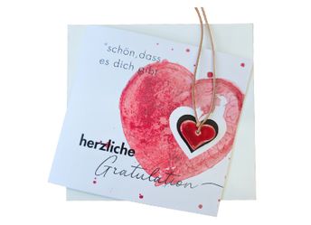 Karte mit Anhänger Herzliche Gratulation Herz.jpg Karte mit Anhänger Herzliche Gratulation Herz