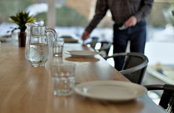 Esstisch mit Geschirr_1