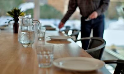 Esstisch mit Geschirr_1.jpg Esstisch mit Geschirr_1