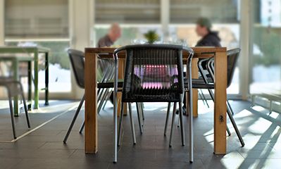 zwei Peronen an Tischsitzend