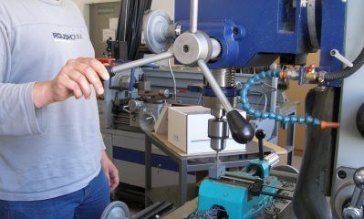 Staenderbohrmaschine mit Arbeiter