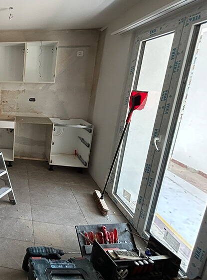 kueche_rohbau_mit_werkzeug.jpg
