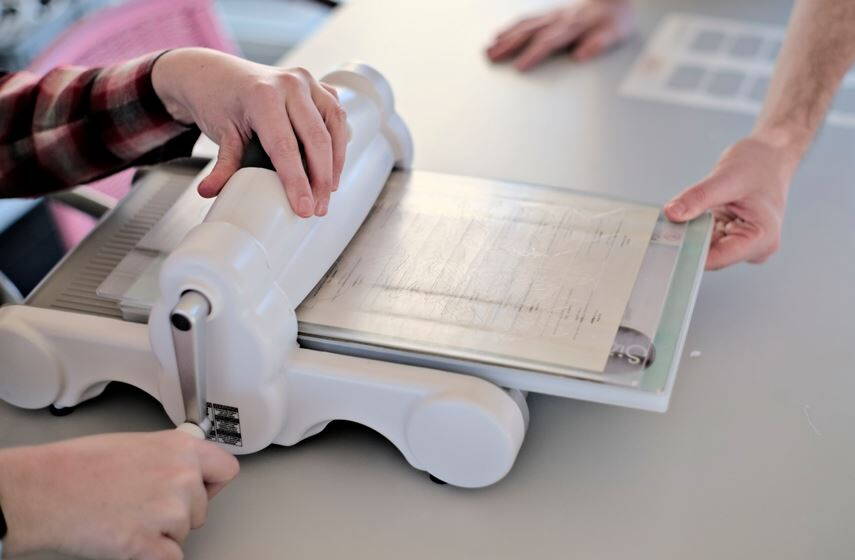 etikettenstanzmaschine_von_hand_bedient.jpg etikettenstanzmaschine_von_hand_bedient.jpg