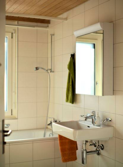 spiegelschrank_und_badewanne.jpg spiegelschrank_und_badewanne.jpg