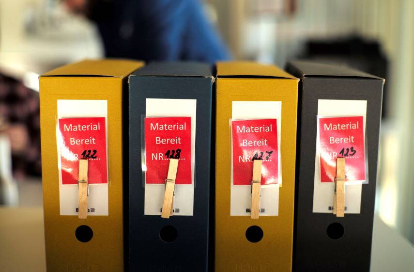 kartons_mit_roten_laminierten_etiketten.jpg kartons_mit_roten_laminierten_etiketten.jpg