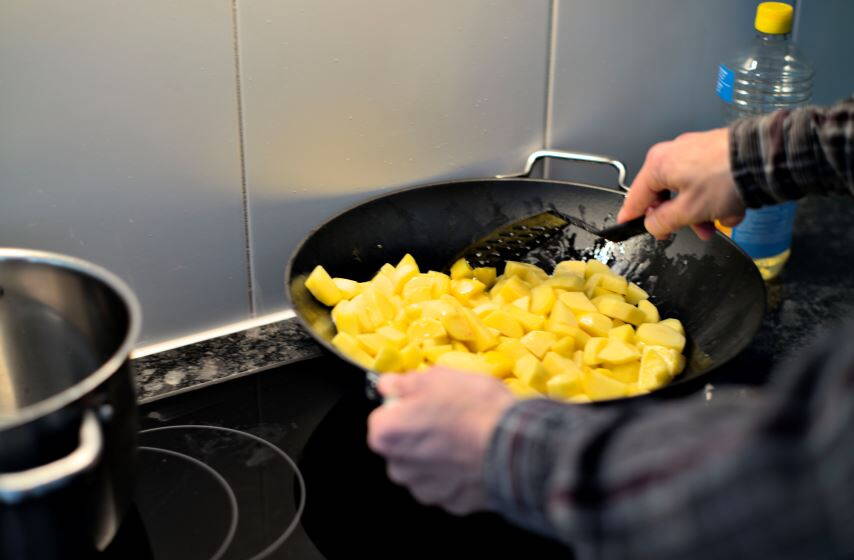 pfanne_mit_bratkartoffeln_und_ruehrkelle.jpg pfanne_mit_bratkartoffeln_und_ruehrkelle.jpg