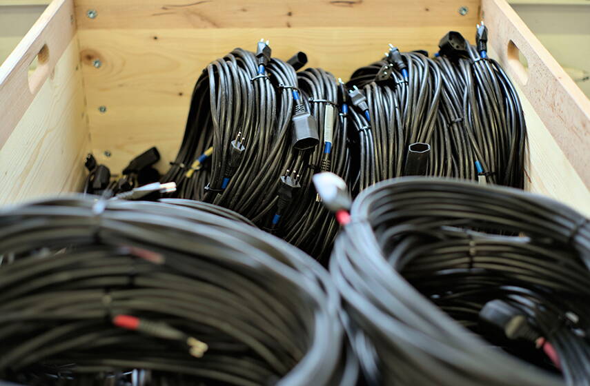 aufgerollte_kabel_in_palettrahmen.jpg aufgerollte_kabel_in_palettrahmen.jpg